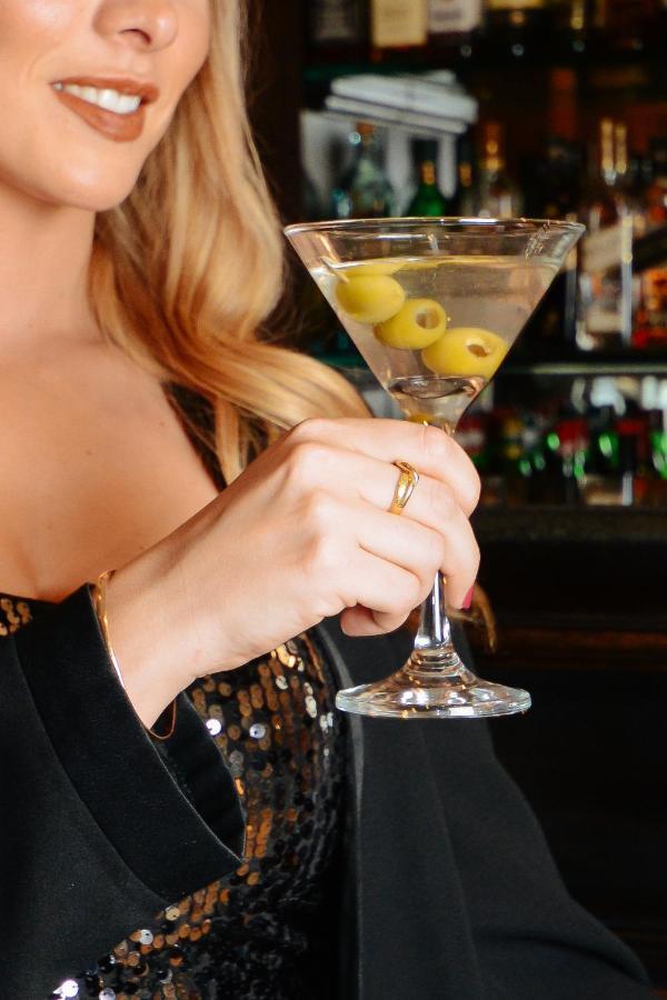 Diplomatichotel 멘도사 외부 사진 A woman holding a martini